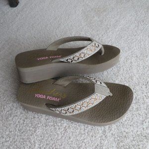 Sketchers Yoga Foam Flip Flop SANDALS tan bejeweled size 7 new w/o tags